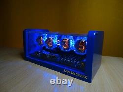 Réveil Nixie 4xZ560M avec boîtier en aluminium saphir bleu et télécommande et LED bleues.
