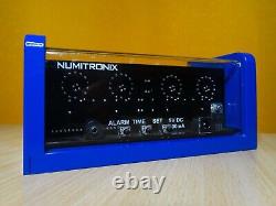 Réveil Nixie 4xZ560M avec boîtier en aluminium saphir bleu et télécommande et LED bleues.
