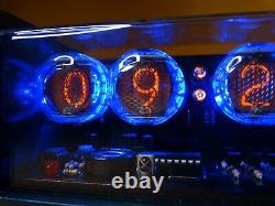 Réveil Nixie 4xZ560M avec boîtier en aluminium vert métallique et télécommande, et LED bleues
